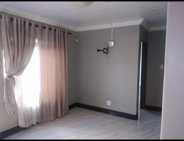 2 BEDROOM SIMPLEX FOR SALE IN ROOIHUISKRAAL NORTH
